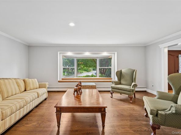 18 Knoll Lane, Glen Head NY 11545