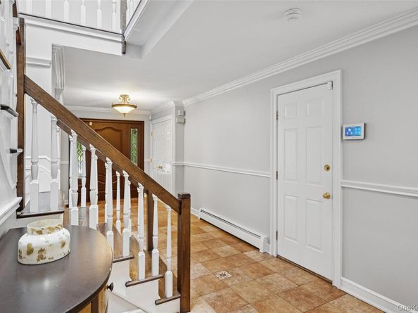 18 Knoll Lane, Glen Head NY 11545