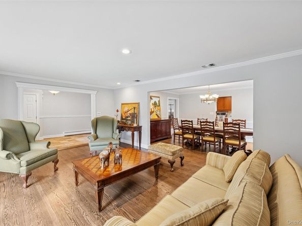18 Knoll Lane, Glen Head NY 11545