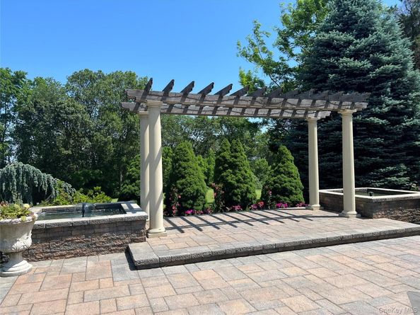 85 Windwatch Drive, Hauppauge NY 11788