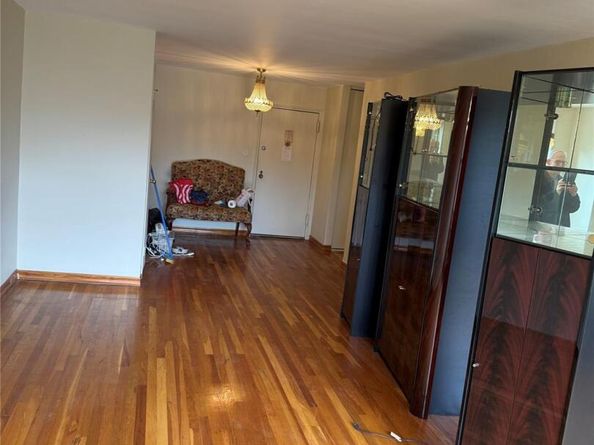 211-40 18th avenue 4j, Bayside NY 11360