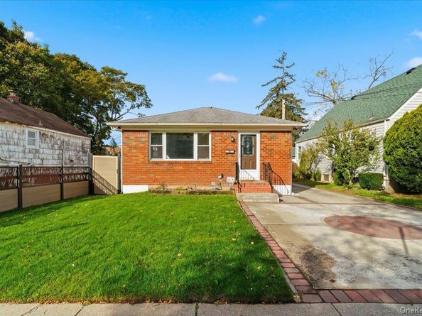 1040 Brookside Avenue, Uniondale NY 11553