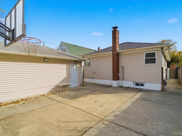 1040 Brookside Avenue, Uniondale NY 11553