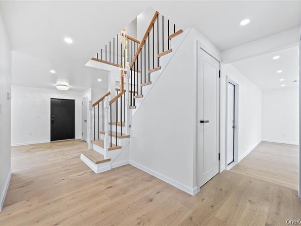 26 Roseanne Drive, Woodbury NY 11797