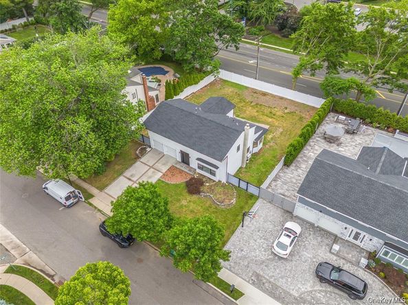 26 Roseanne Drive, Woodbury NY 11797