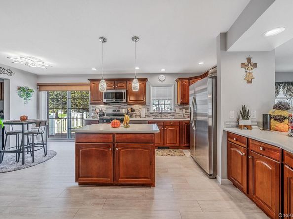 1407 Middle Road 258, Calverton NY 11933