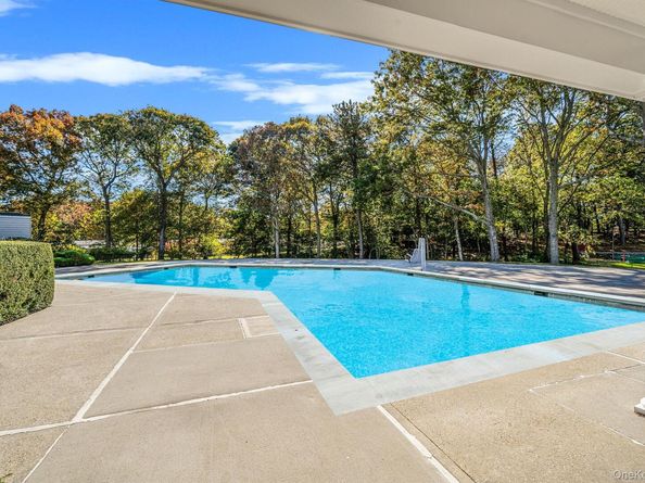 1407 Middle Road 258, Calverton NY 11933