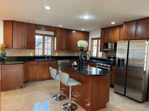 7611 270th Street, New Hyde Park NY 11040