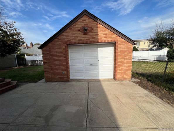 7611 270th Street, New Hyde Park NY 11040