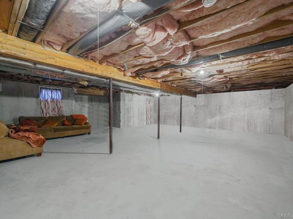 9 Paddock Lane, Medford NY 11763