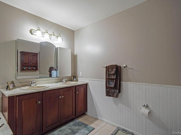 9 Paddock Lane, Medford NY 11763