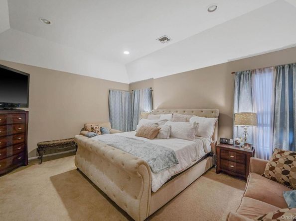 9 Paddock Lane, Medford NY 11763