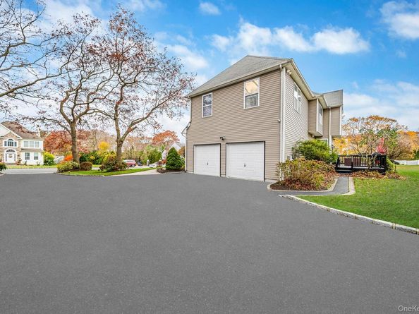 9 Paddock Lane, Medford NY 11763