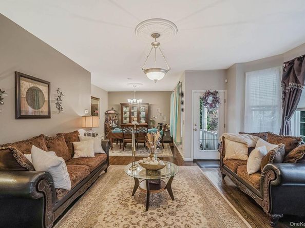 9 Paddock Lane, Medford NY 11763