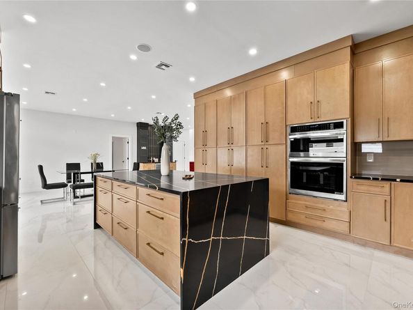 48 Martin Lane, Westbury NY 11590