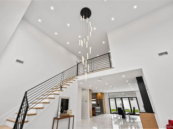 48 Martin Lane, Westbury NY 11590