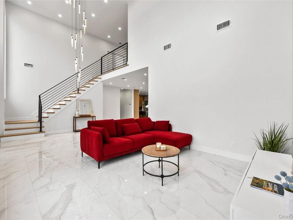 48 Martin Lane, Westbury NY 11590