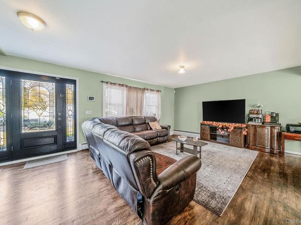 27 Kenwood Drive, Bohemia NY 11716