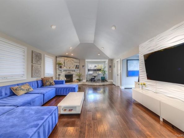 266 Thompson Avenue, Oceanside NY 11572