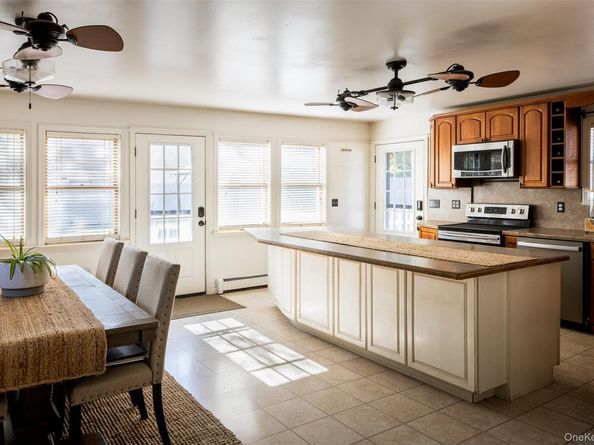 428 Montauk Highway, East Moriches NY 11940