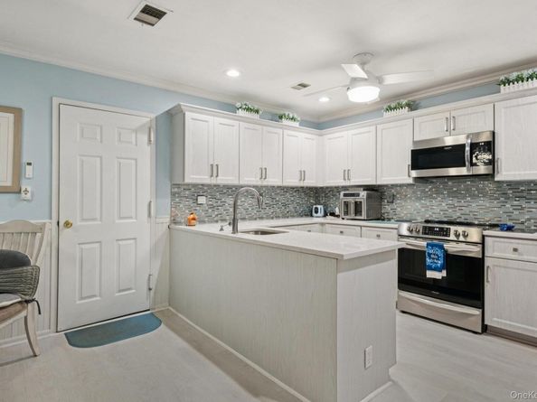 16 Hampshire Court, Holbrook NY 11741