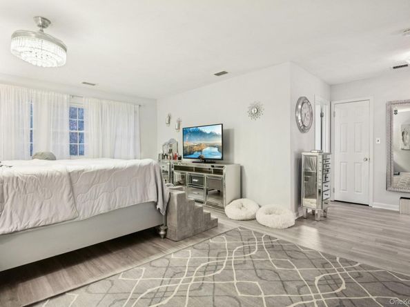 16 Hampshire Court, Holbrook NY 11741