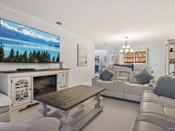 16 Hampshire Court, Holbrook NY 11741