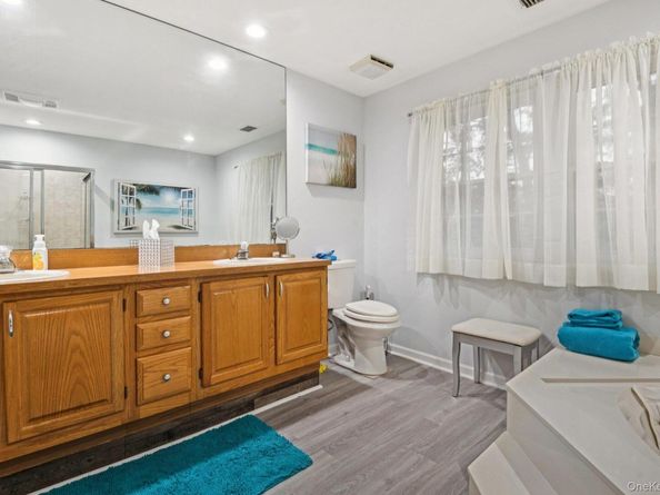 16 Hampshire Court, Holbrook NY 11741