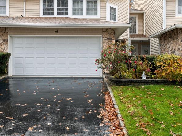 16 Hampshire Court, Holbrook NY 11741