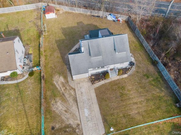 9 Farragut Avenue, Bay Shore NY 11706