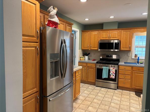 1661 Old Country Road 506, Riverhead NY 11901