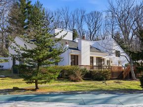 5 Waterford Way, Syosset NY 11791