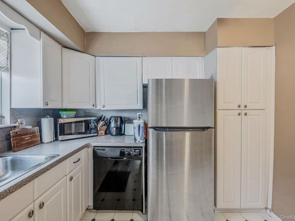 690 N Delaware Avenue, Lindenhurst NY 11757