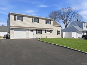 38 Bobolink Lane, Levittown NY 11756