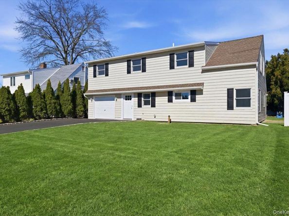 38 Bobolink Lane, Levittown NY 11756