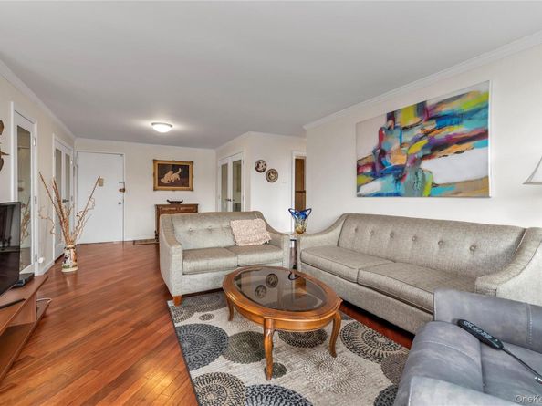 1 Bay Club Drive 4R, Bayside NY 11360