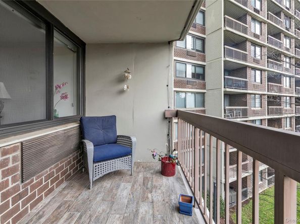 1 Bay Club Drive 4R, Bayside NY 11360