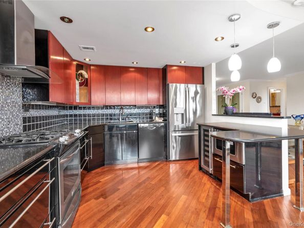 1 Bay Club Drive 4R, Bayside NY 11360