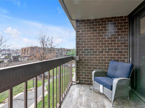 1 Bay Club Drive 4R, Bayside NY 11360