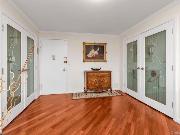 1 Bay Club Drive 4R, Bayside NY 11360