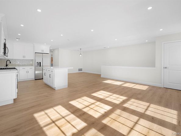 48 Victorian Lane, Medford NY 11763