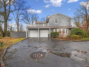 4 Penn Court, Dix Hills NY 11746