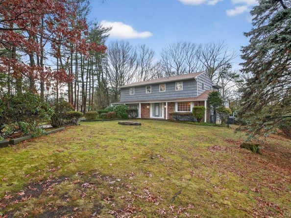 4 Penn Court, Dix Hills NY 11746