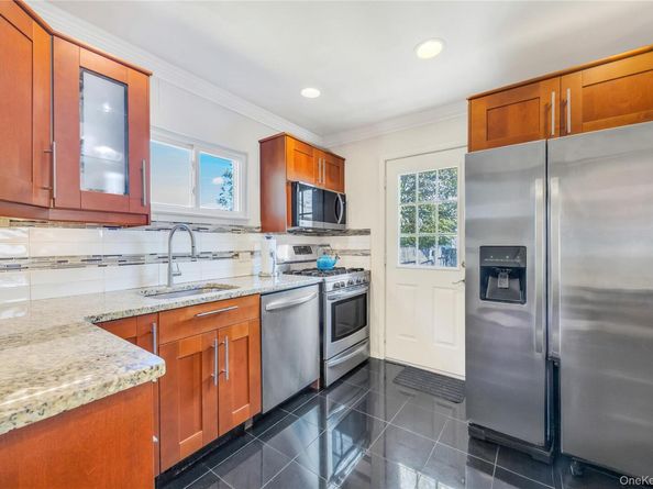 10 Layton Avenue, Hicksville NY 11801