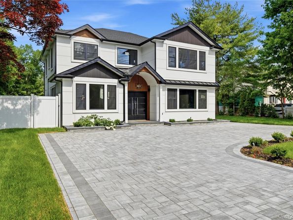 1130 Carlls Straight Path, Dix Hills NY 11746