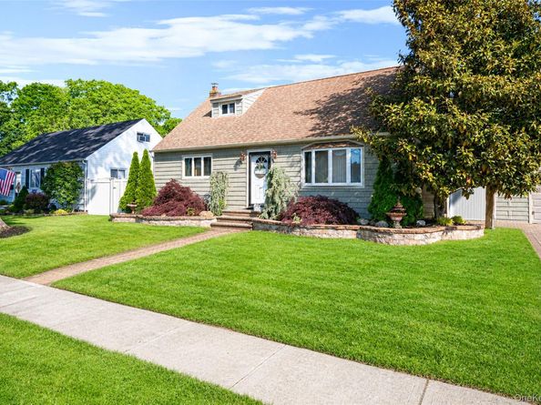 403 Brookside Court, Copiague NY 11726