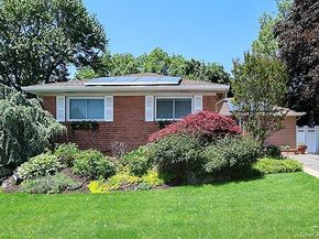 32 Randy Lane, Plainview NY 11803