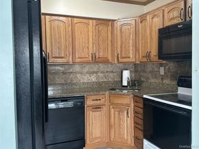 10 Sunhollow Court, Deer Park NY 11729