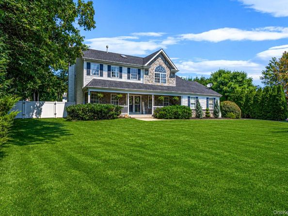 62 Ridgefield Dr, Shoreham NY 11786