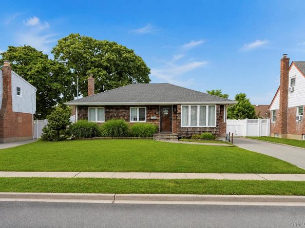15 Lowell Drive, Farmingdale NY 11735